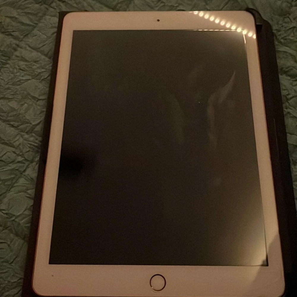 Apple iPad barely used , no cracks in great condition